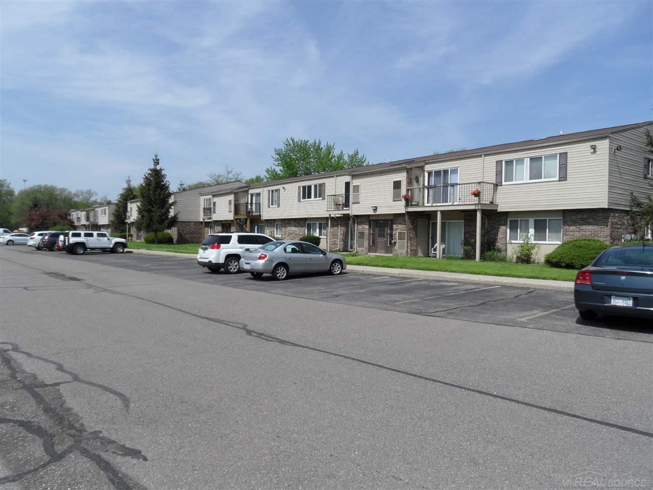 17124 Clinton River Road Clinton Township, MI 48038 - Photo 6 of 9 31365770-5.JPG