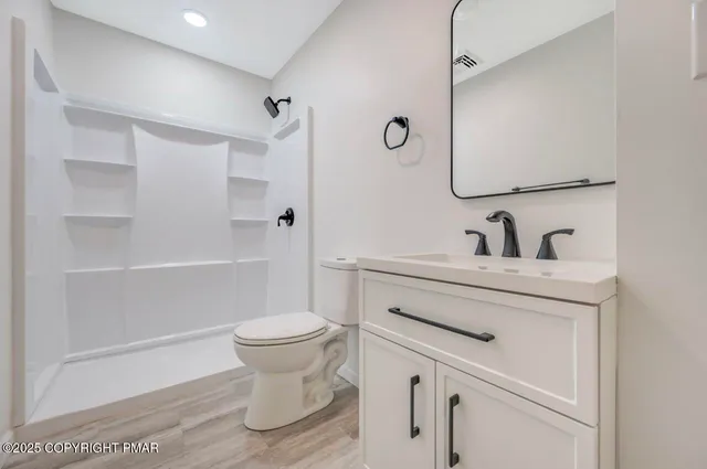 an empty room with closet and ceiling fan