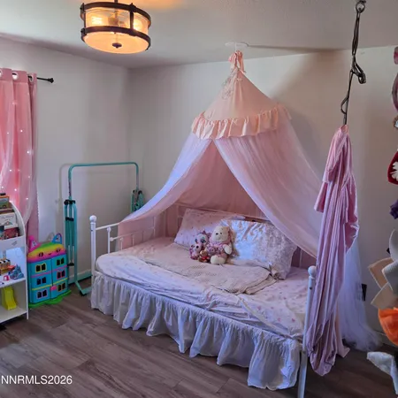a dining room that has a table and chairs in it