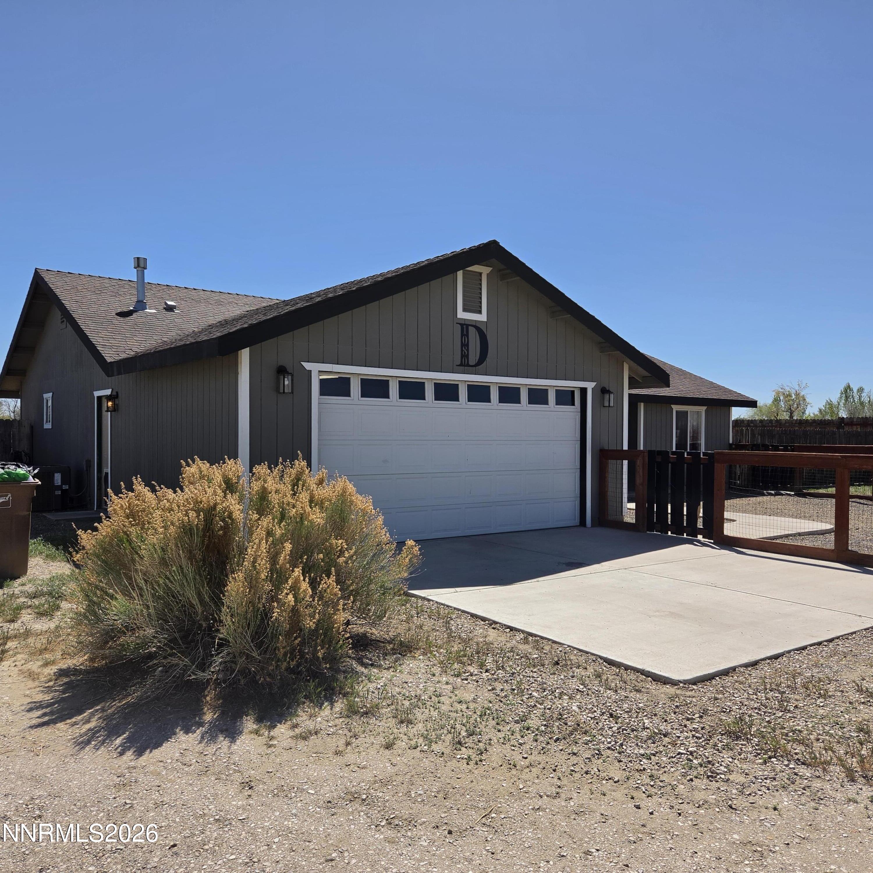 1080 Tarzyn Road Fallon, NV 89406 - Photo 3 of 41 a front view of a house with a yard