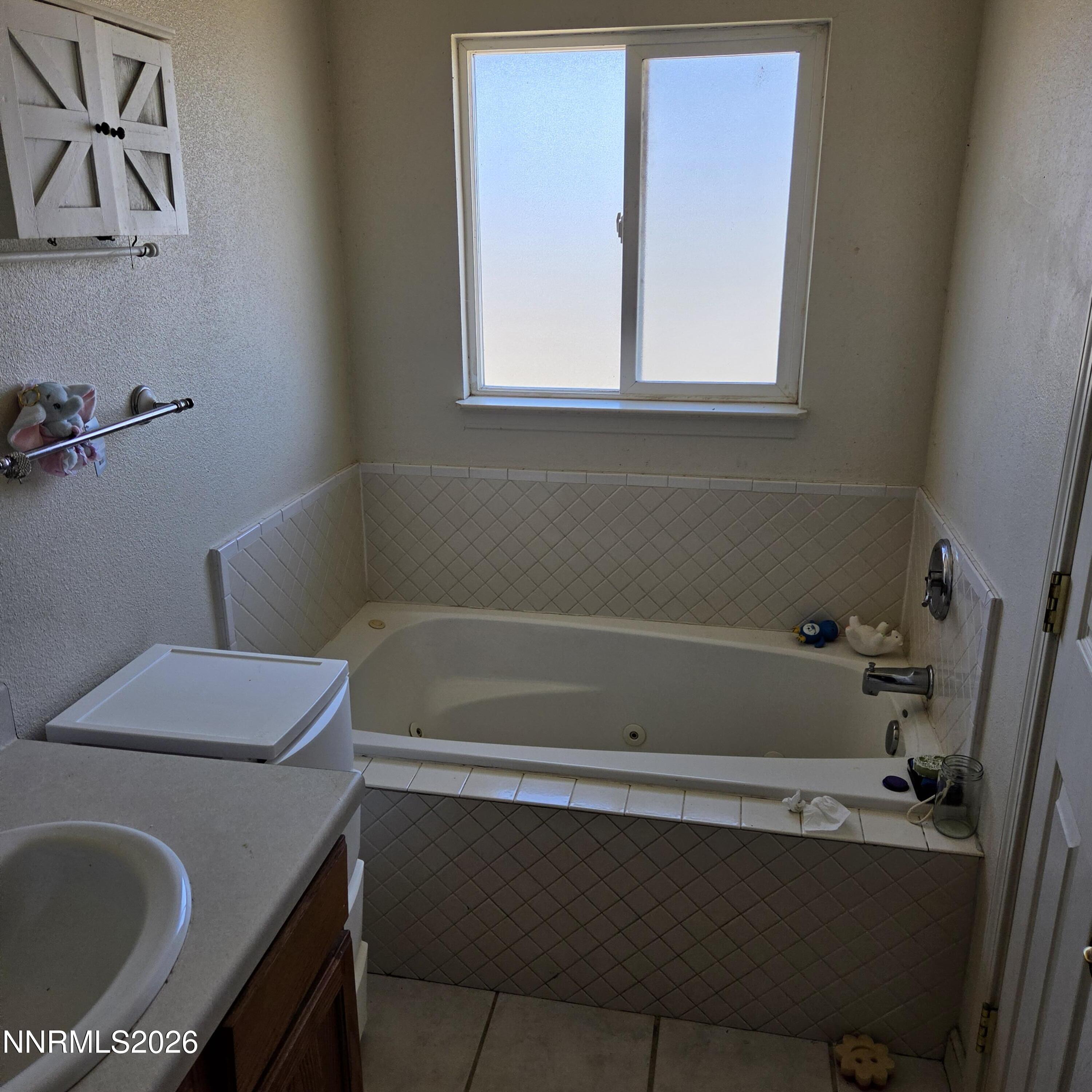 1080 Tarzyn Road Fallon, NV 89406 - Photo 35 of 41 a bathroom with a sink and a bathtub