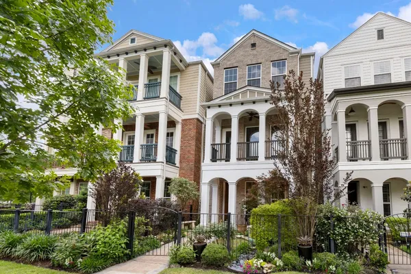 $1,350,000 | 262 Breezy Way, The Woodlands, TX 77380