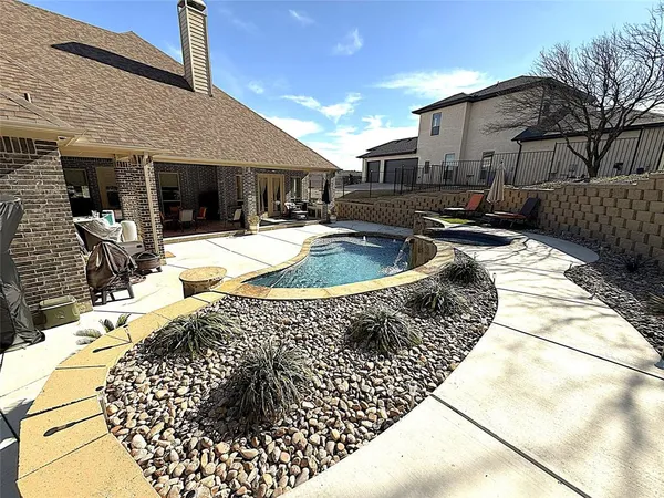 a view of a house with backyard