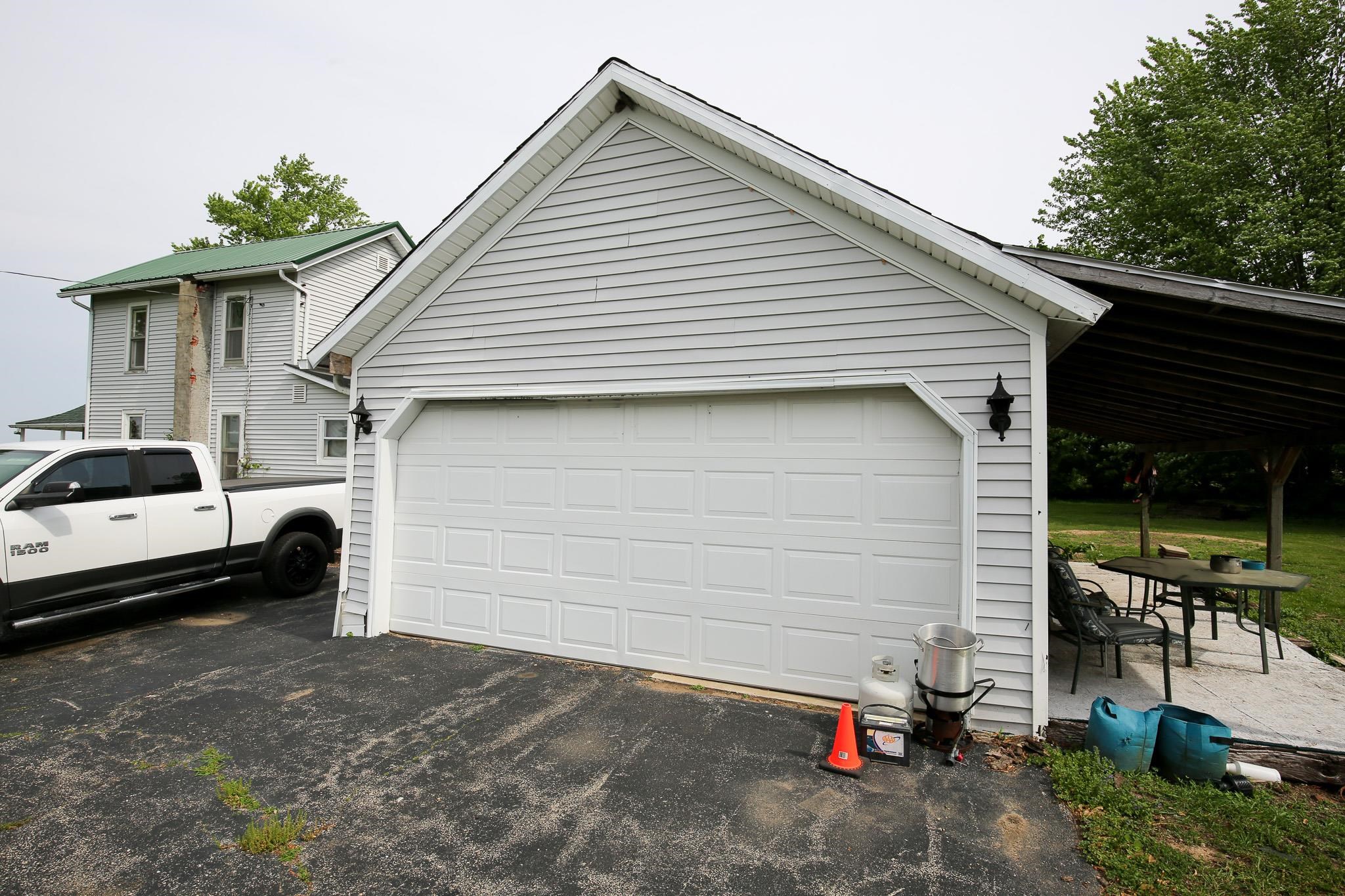 2144 Swarts Road Dixon, IL 61021 - Photo 3 of 31 a view of a garage