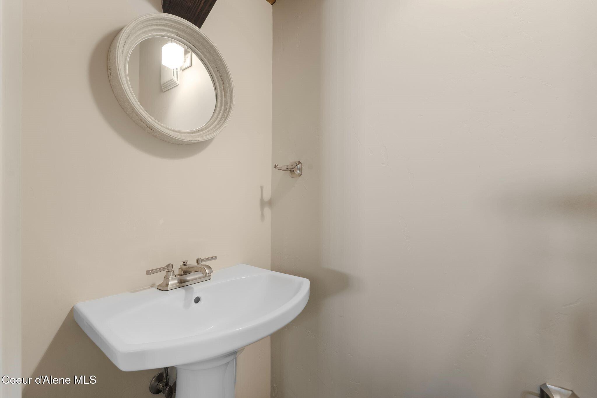 99 Village Lane Sandpoint, ID 83864 - Photo 33 of 60 Loft Powder Bath