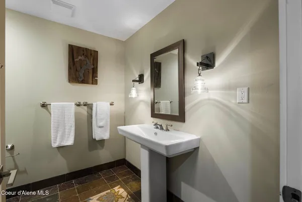 $6,000,000 | 99 Village Lane, Sandpoint, ID 83864