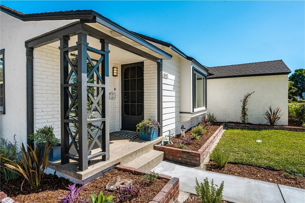 1842 North Greenbrier Road Long Beach, CA 90815 - Photo 8 of 47