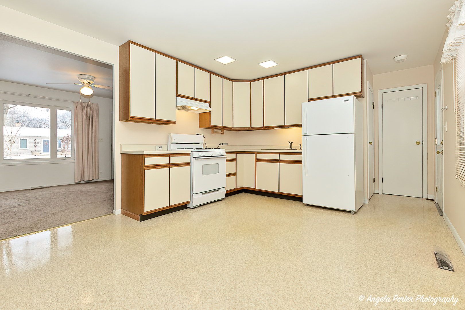 129 Glendale Road Buffalo Grove, IL 60089 - Photo 11 of 29 Gallery Image 11