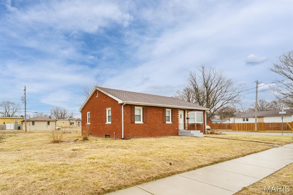 1735 Rhodes Street Madison, IL 62060 - Photo 3 of 33