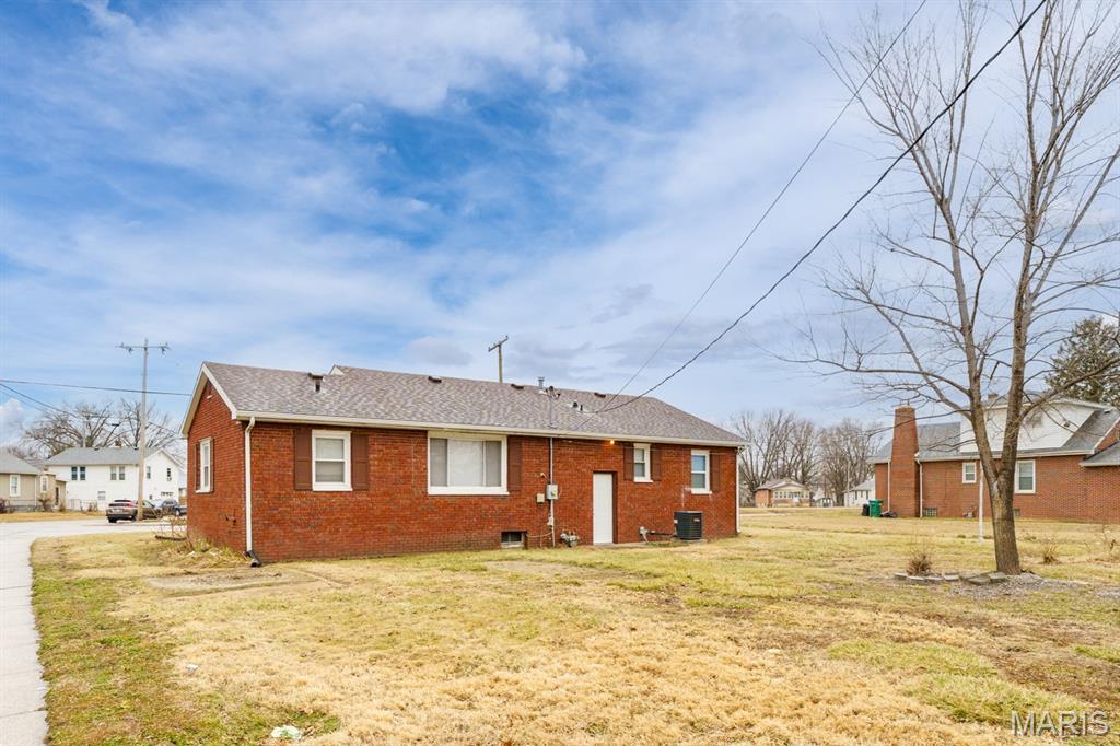 1735 Rhodes Street Madison, IL 62060 - Photo 6 of 33