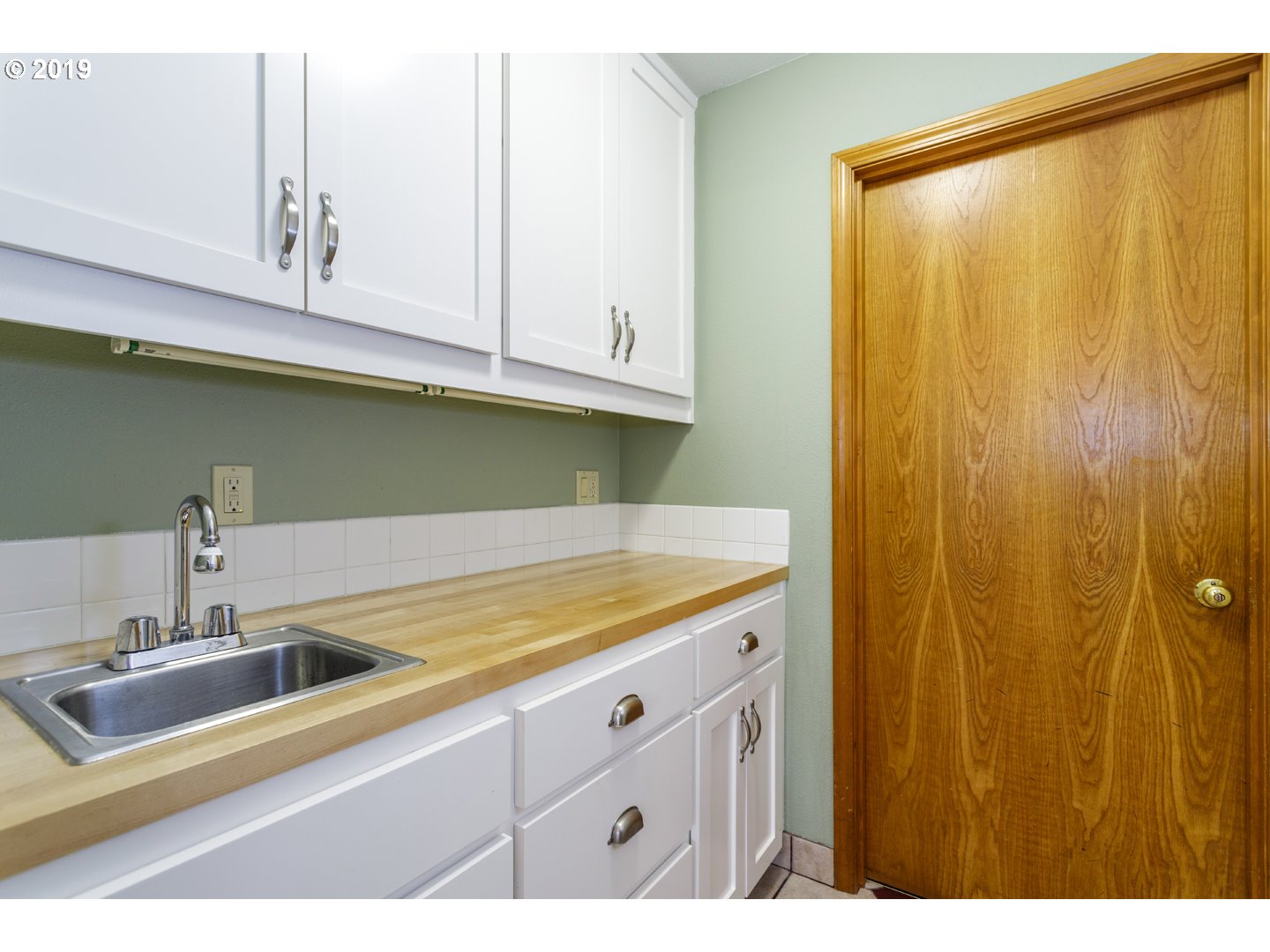 779 Southwest 5th Street Dundee, OR 97115 - Photo 15 of 32 Butler's Pantry
