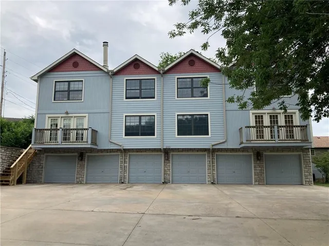 $725,000 | 2901 University Drive, Lawrence, KS 66049