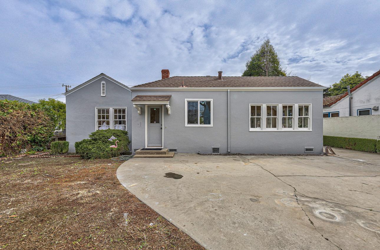 160 Lorimer Street Salinas, CA 93901 - Photo 39 of 45 a front view of a house with a yard