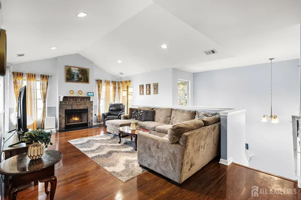 $409,900 | 123 Chariot Court, Piscataway, NJ 08854