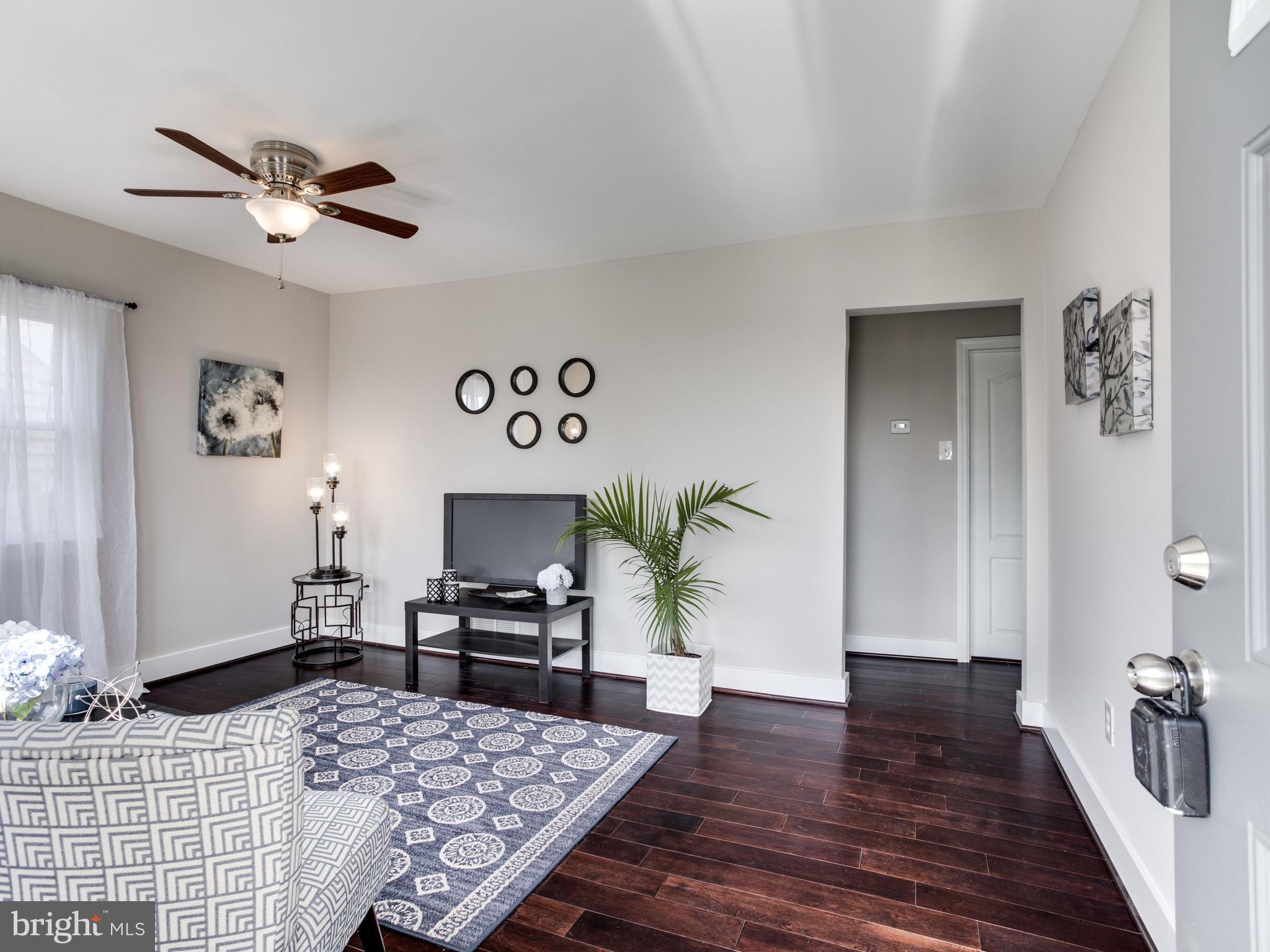 210 Holy Cross Road Baltimore, MD 21225 - Photo 4 of 29 Living Room
