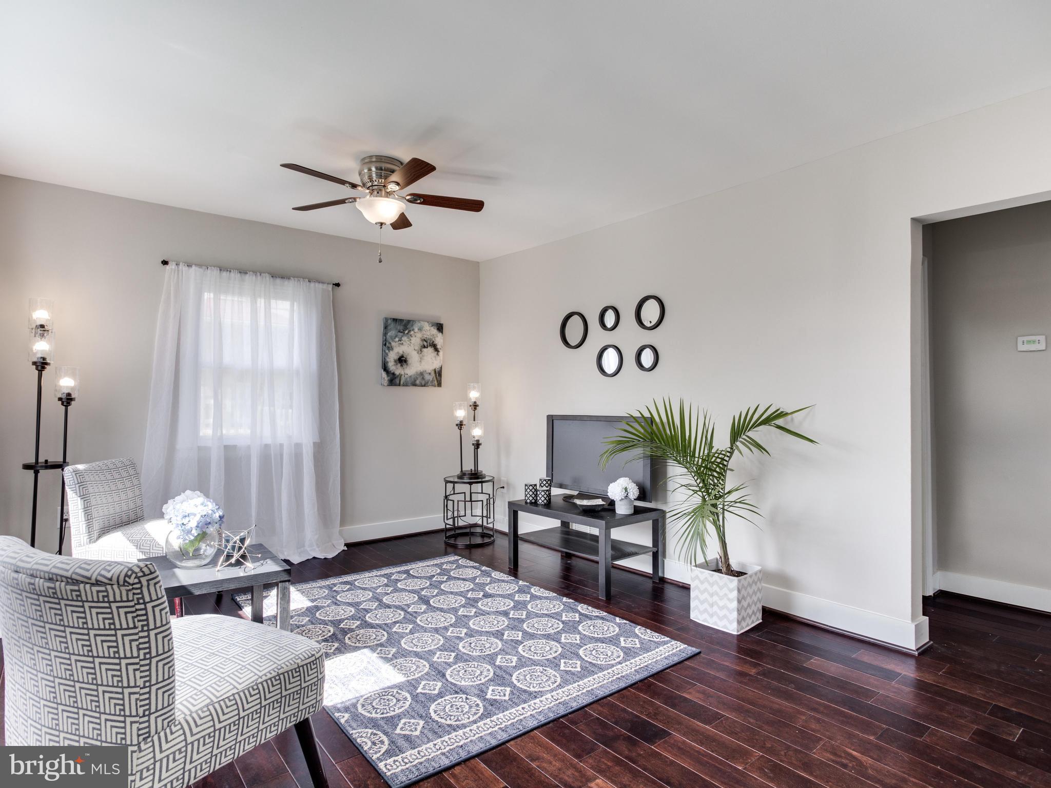 210 Holy Cross Road Baltimore, MD 21225 - Photo 5 of 29 Living Room