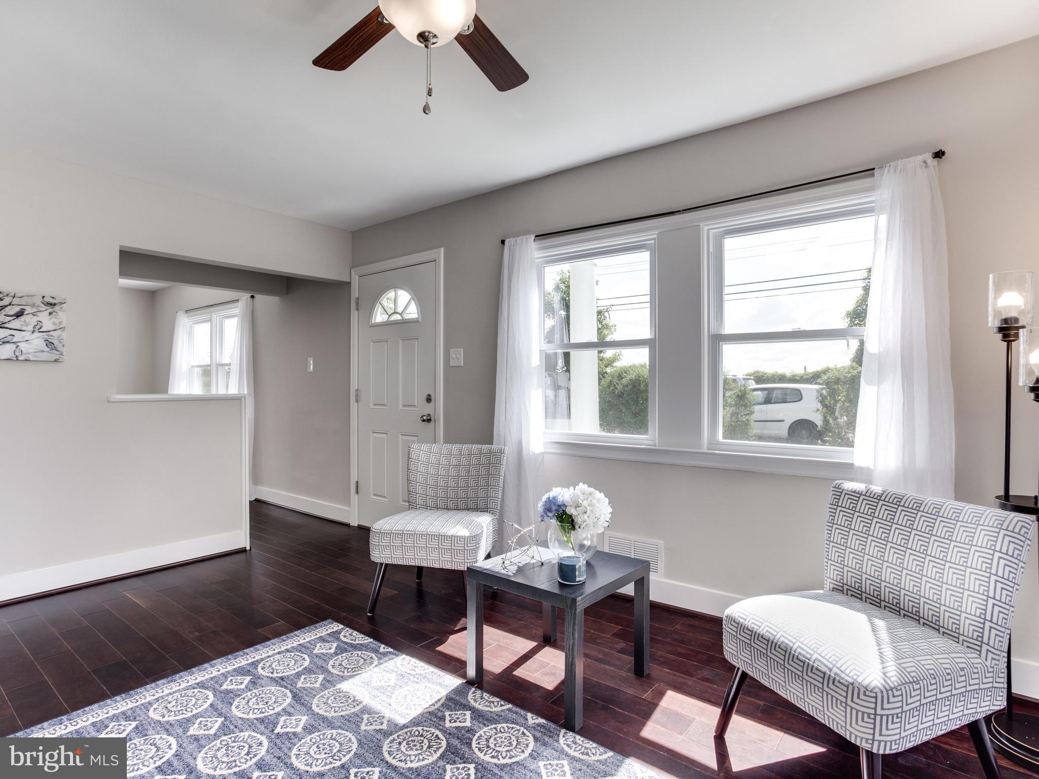 210 Holy Cross Road Baltimore, MD 21225 - Photo 6 of 29 Living Room