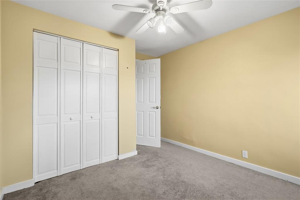 126 Leon Road Pittsburgh, PA 15220 - Photo 31 of 50 an empty room with a ceiling fan and a window