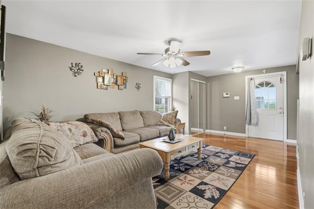 126 Leon Road Pittsburgh, PA 15220 - Photo 8 of 50 a living room with furniture