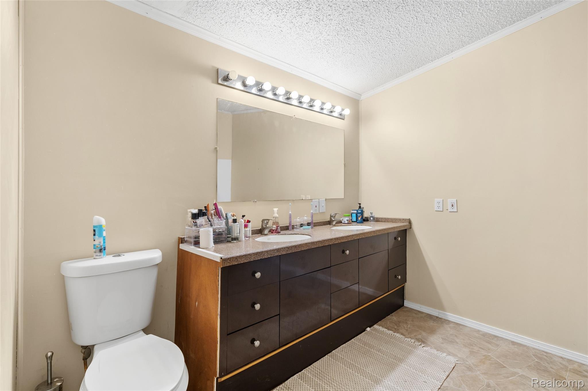 6357 North State Road Davison, MI 48423 - Photo 20 of 33 Primary Bedroom En Suite Bathroom