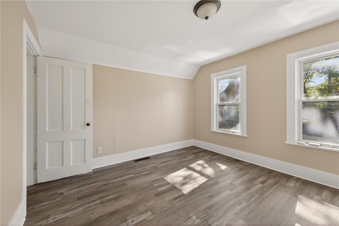 28 Upton Place Rochester, NY 14612 - Photo 10 of 29