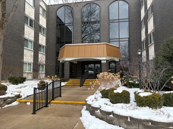 $339,700 | 9529 Bronx Avenue, Unit 401, Skokie, IL 60077
