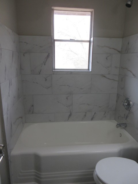 784 Terminal Court, Unit 10 Columbus, GA 31906 - Photo 18 of 26 a bathroom with a toilet and bathtub