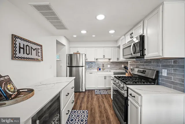 $325,000 | 147 West Kenilworth Circle, Newtown Square, PA 19073