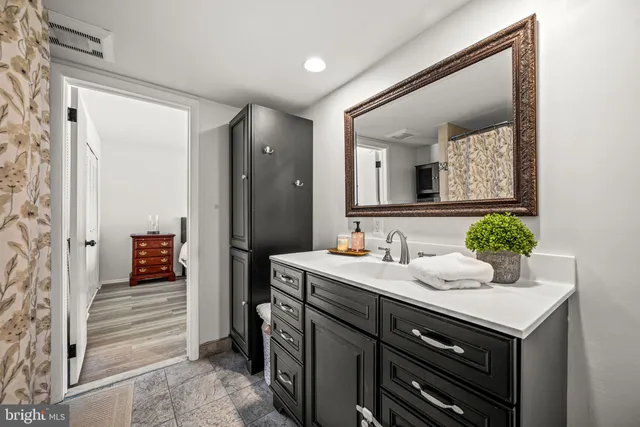 $325,000 | 147 West Kenilworth Circle, Newtown Square, PA 19073