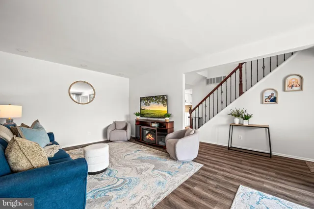 $325,000 | 147 West Kenilworth Circle, Newtown Square, PA 19073