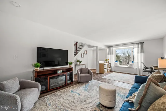 $325,000 | 147 West Kenilworth Circle, Newtown Square, PA 19073