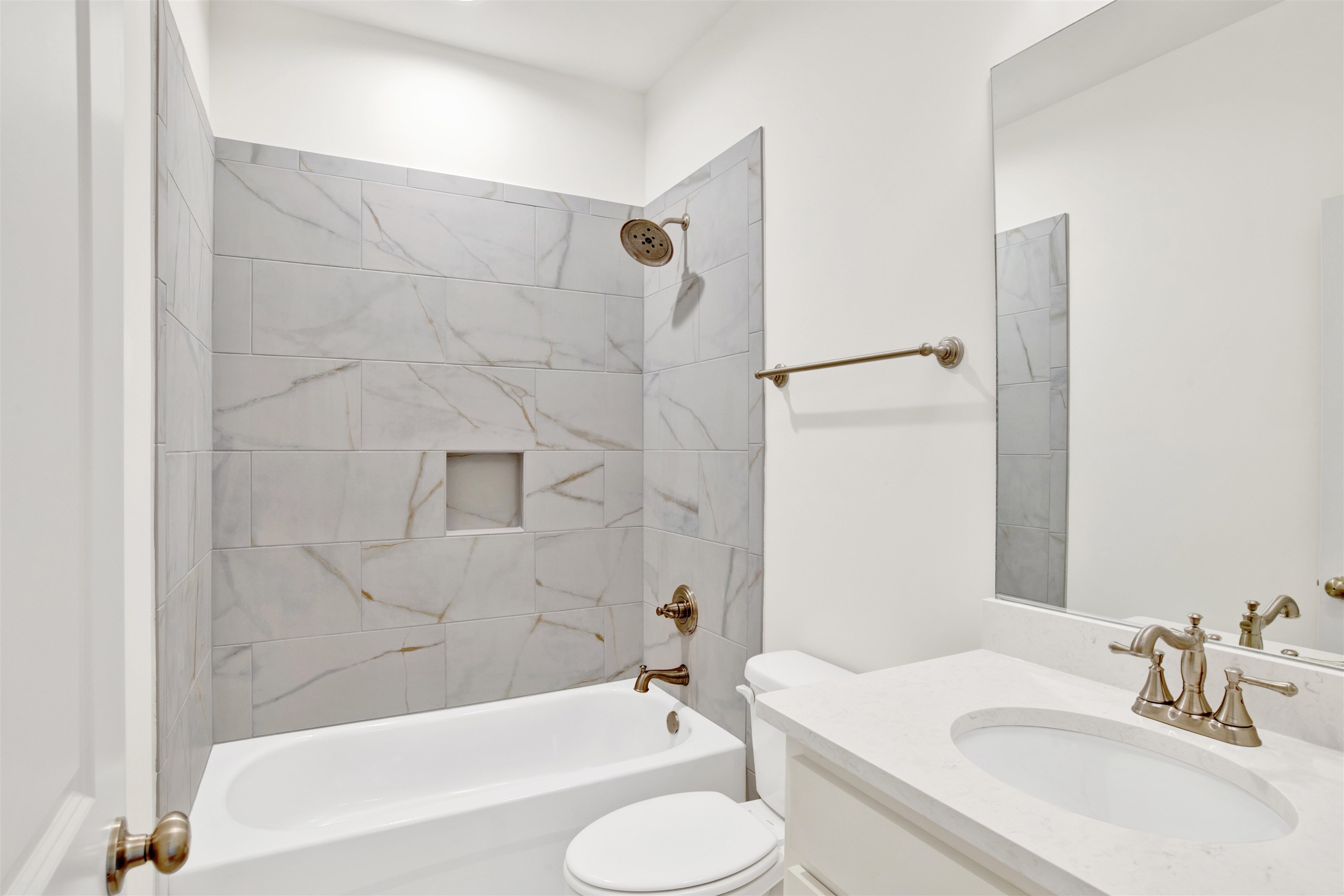 404 Scarlett Avenue Fairhope, AL 36532 - Photo 14 of 27 Bathroom
