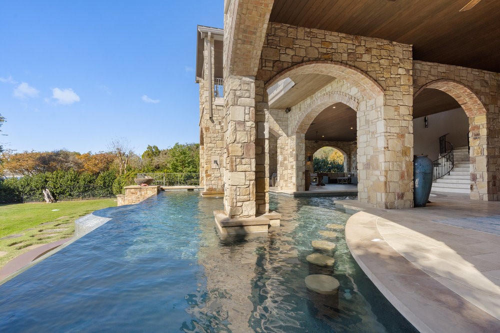 14423 Ridgetop Terrace Austin, TX 78732 - Photo 31 of 49 a view of a interior of the house