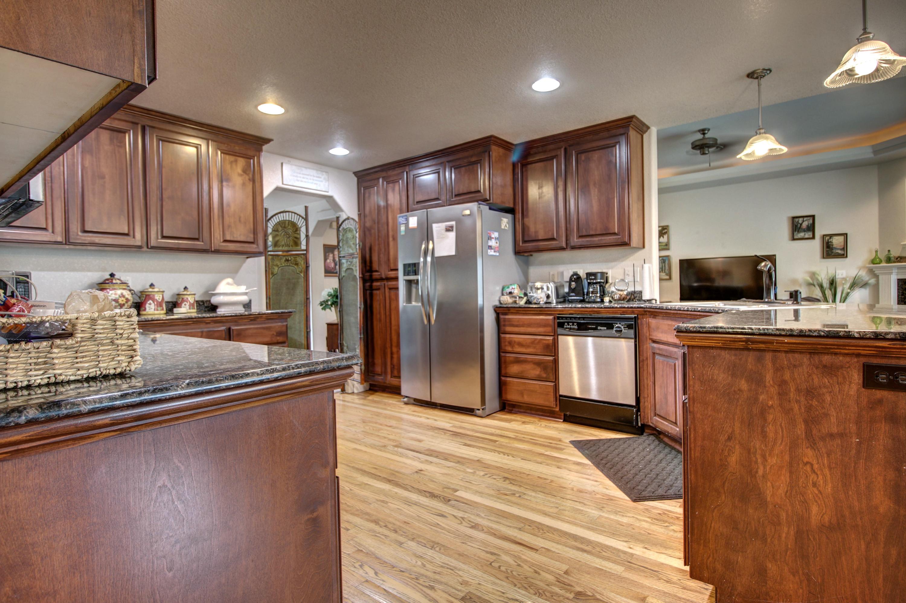 2629 Rabun Way Central Point, OR 97502 - Photo 10 of 35 IMG_1141_2_3_tonemapped