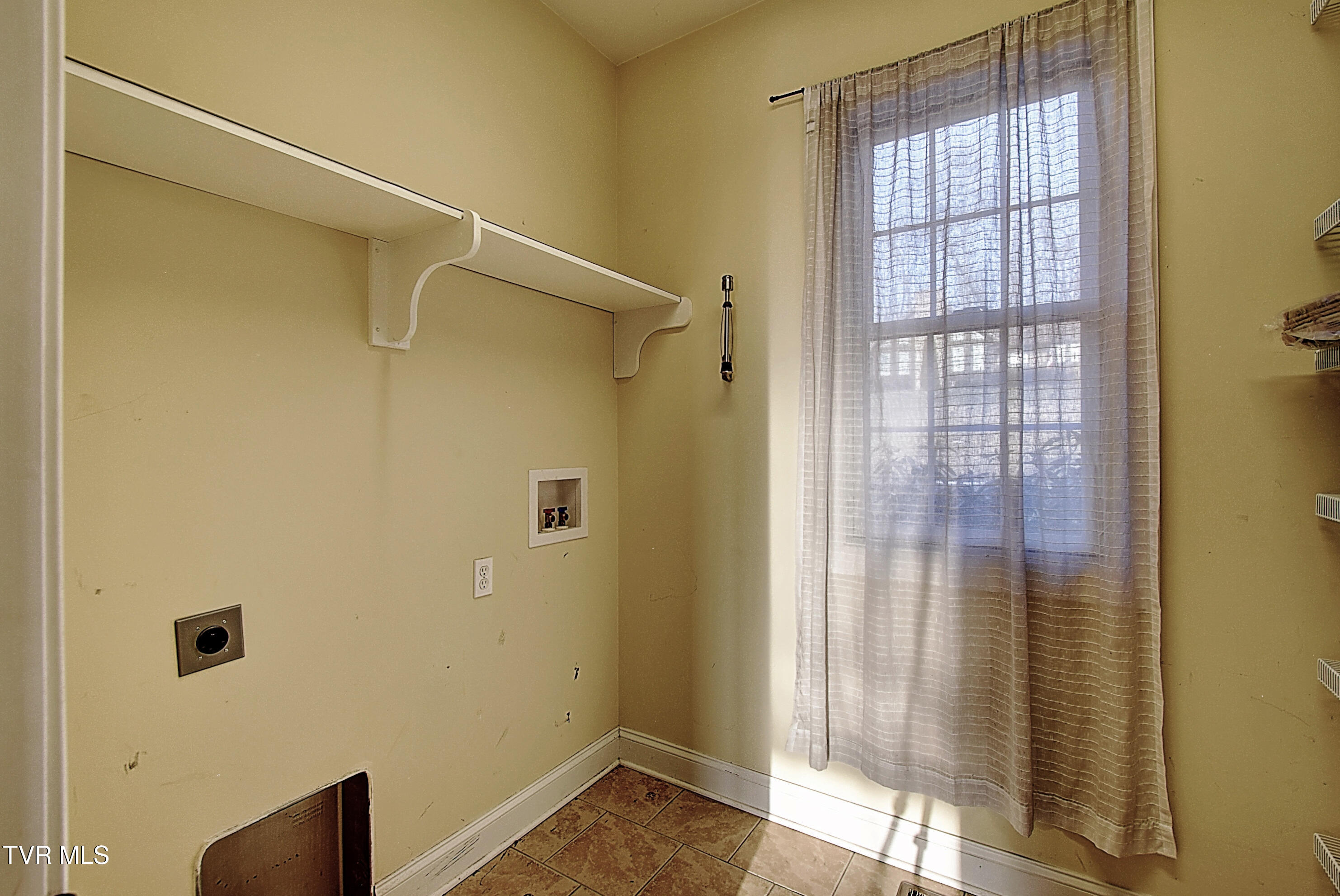 2325 Colonial View Road Kingsport, TN 37663 - Photo 45 of 56 Laundry