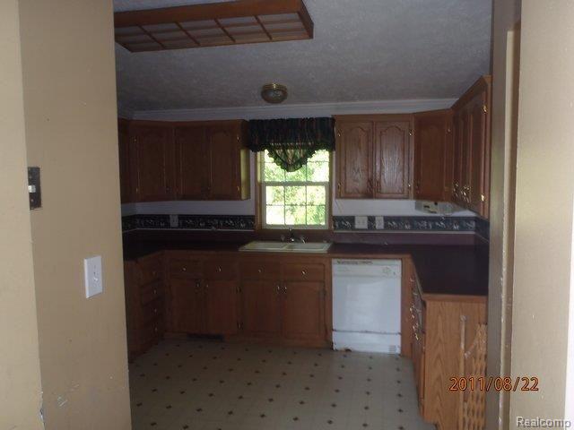 23340 Carleton West Road Belleville, MI 48111 - Photo 7 of 14 P8220016