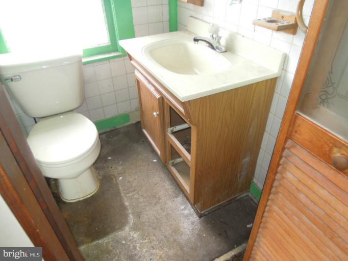 215 East 2nd Avenue Ranson, WV 25438 - Photo 8 of 19 Bath