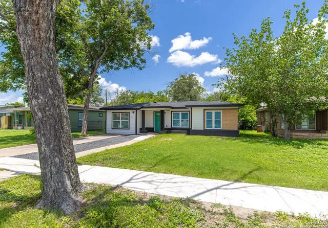 a view of a house with a backyard