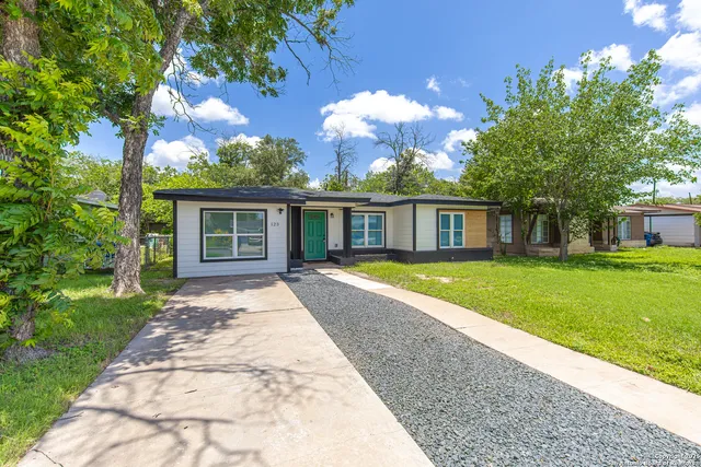 a view of a house with yard and tree s