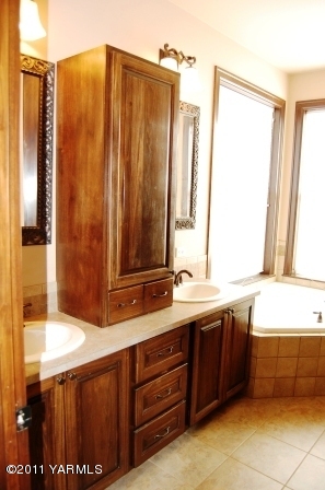 55 North Mize Road Yakima, WA 98908 - Photo 14 of 21 a bathroom with a double vanity sink a mirror and a bathtub