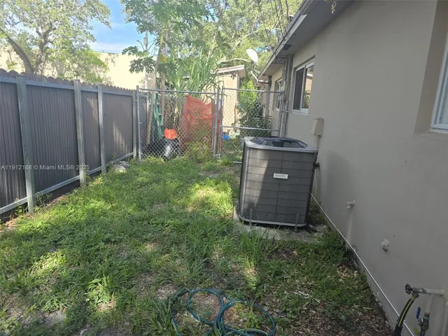 a view of a backyard