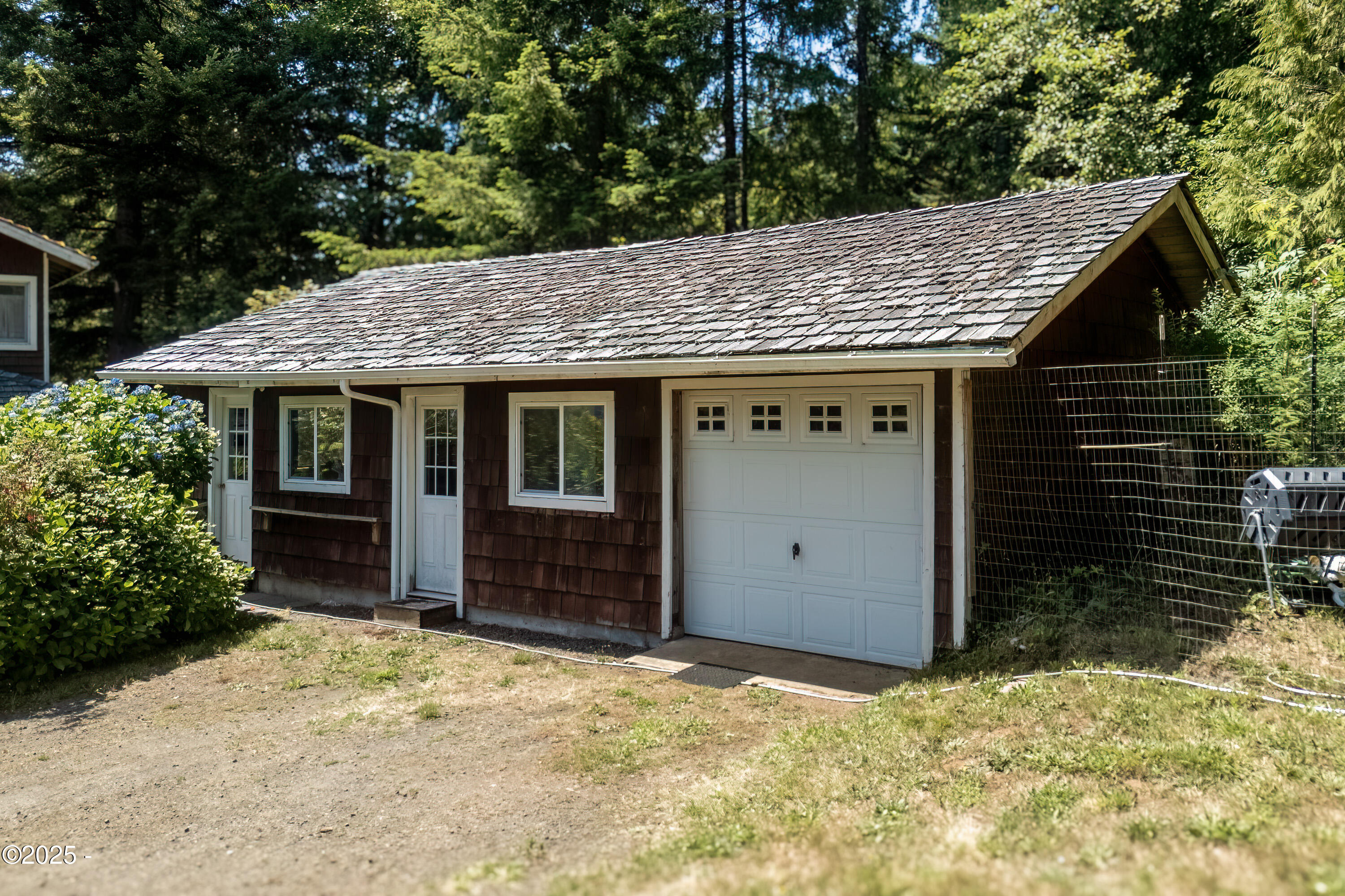 3383 North Bayview Road Waldport, OR 97394 - Photo 39 of 67 3383 BAYVIEW (STUDIO EXTERIOR) (31)