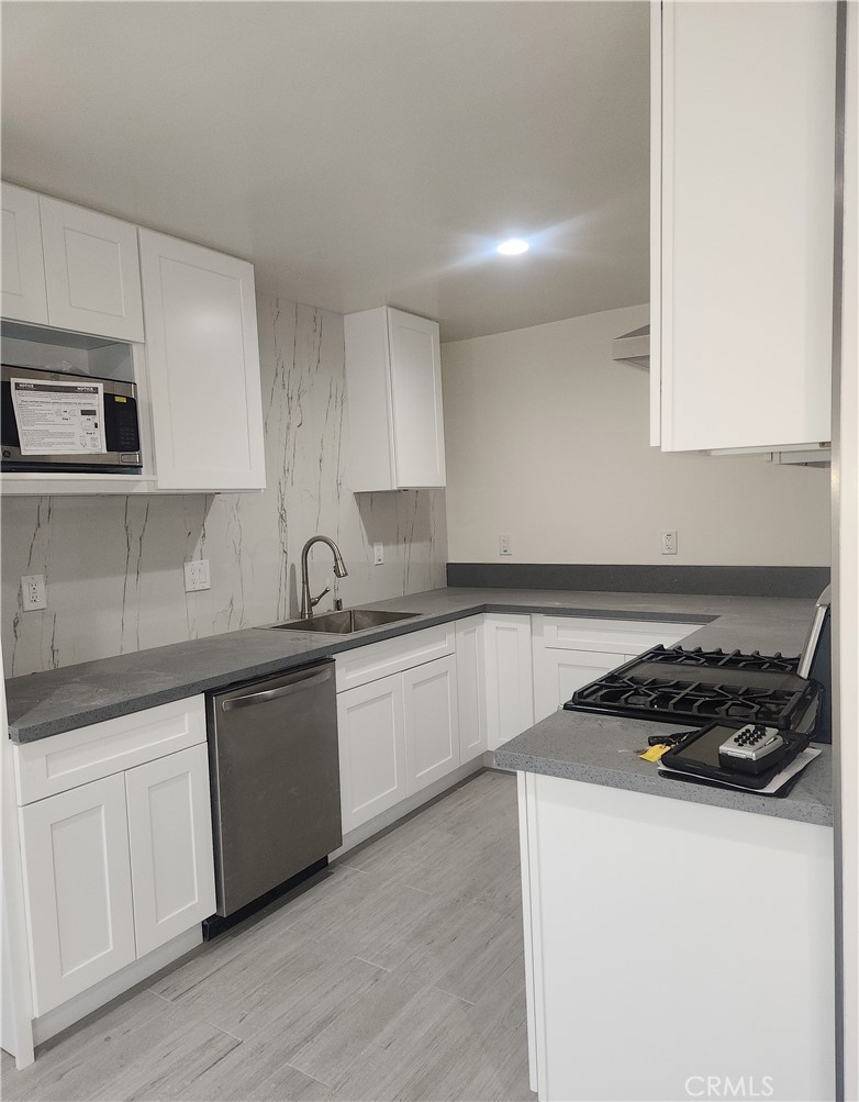 914 Delaware Street, Unit B Huntington Beach, CA 92648 - Photo 3 of 22