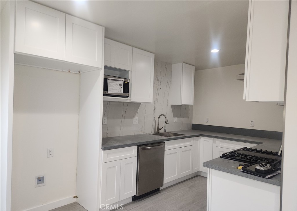 914 Delaware Street, Unit B Huntington Beach, CA 92648 - Photo 4 of 22