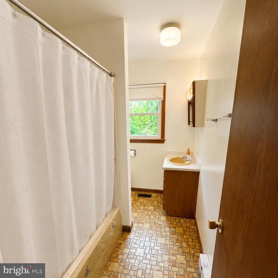 91 Lower View Road Strasburg, VA 22657 - Photo 11 of 21 Main Level Full Bath