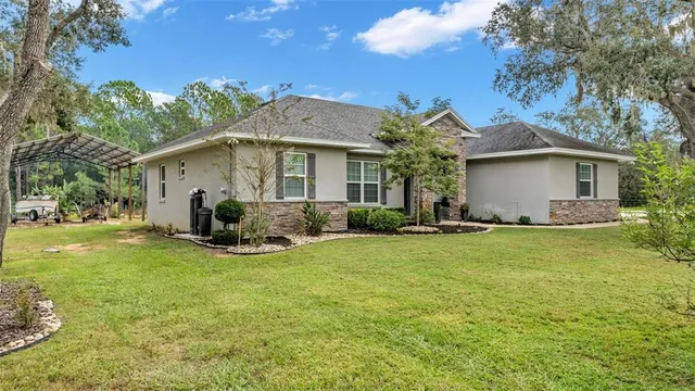 a view of a house with backyard and garden