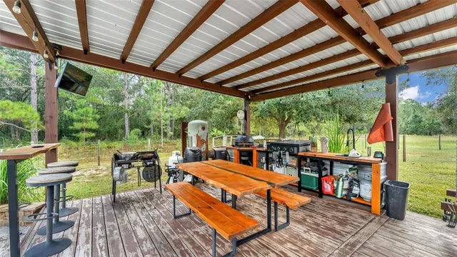 a view of a yard with a tree