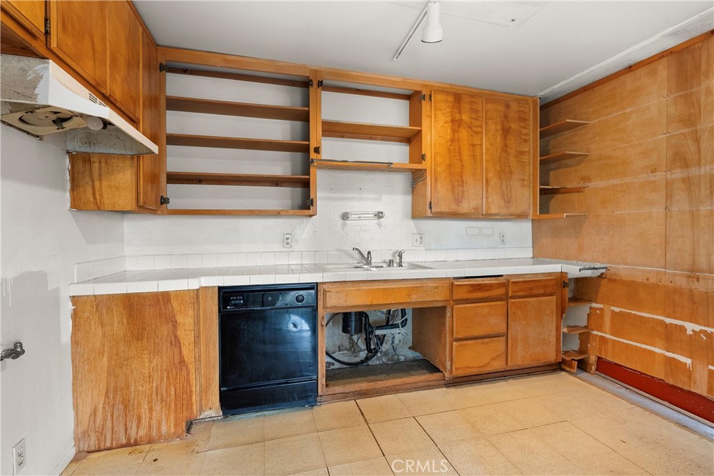 1140 Pacific Avenue, Unit 19 Long Beach, CA 90813 - Photo 13 of 31 The Kitchen