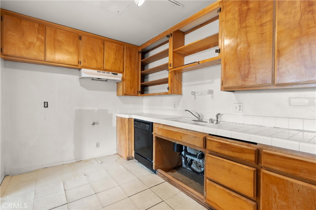 1140 Pacific Avenue, Unit 19 Long Beach, CA 90813 - Photo 14 of 31 Another View of the Kitchen