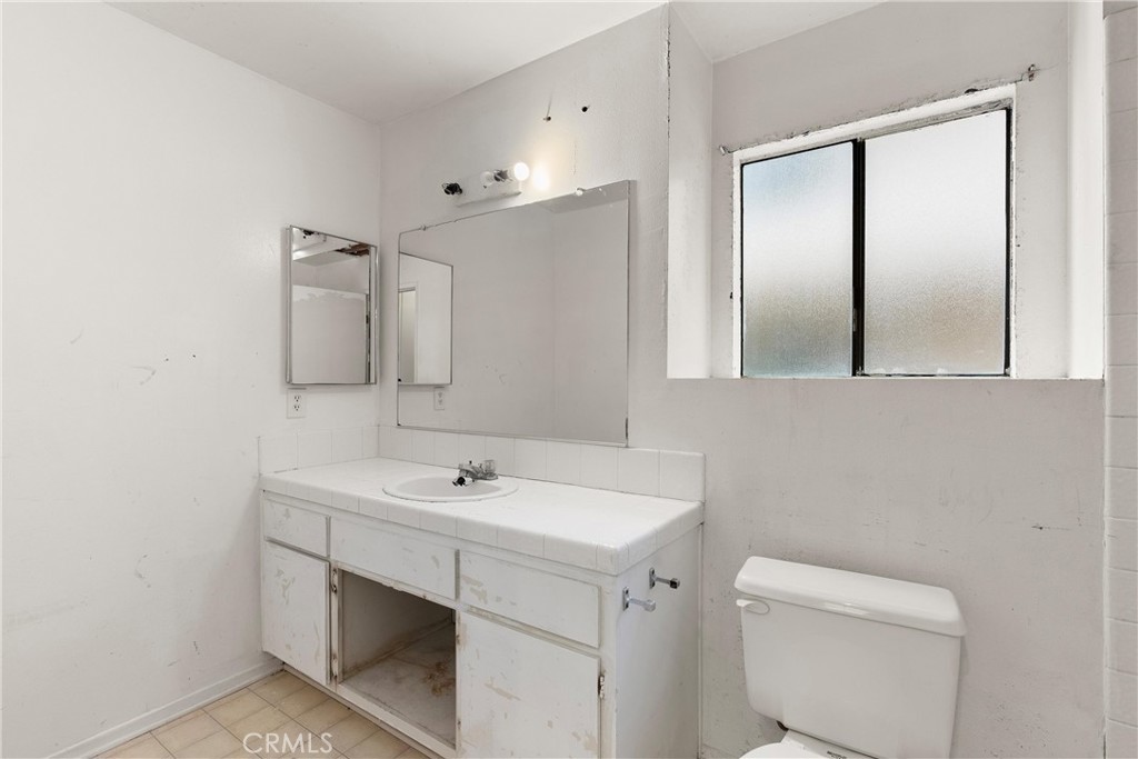 1140 Pacific Avenue, Unit 19 Long Beach, CA 90813 - Photo 23 of 31 Bathroom 2 (Primary En Suite)